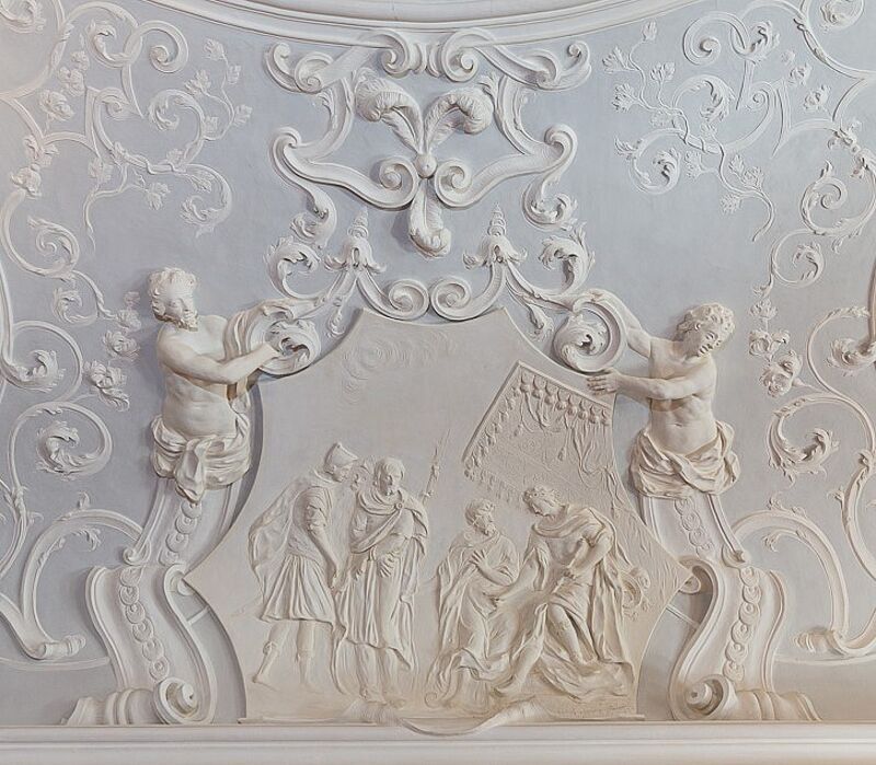 © Residenz zu Salzburg, Prunkräume, Foto: Stürzenbaum Stuckmedaillon - Die Gefangensetztung des Philosophen Kallisthenes