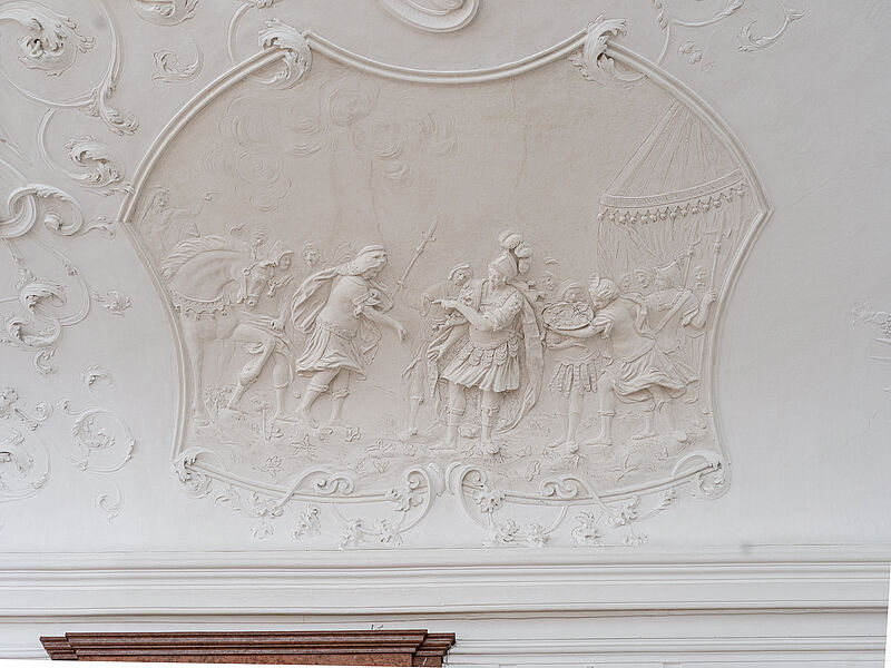 © Residenz zu Salzburg, Prunkräume, Foto: Stürzenbaum Stuckmedaillon - Rückgabe des geraubten Bucephalus