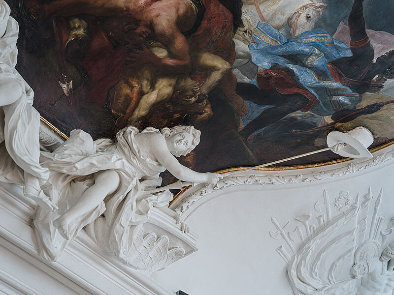 © Residenz zu Salzburg, Prunkräume, Foto: Stürzenbaum Stuckfigur Trabantenbild IV - Allegorie der Gewalt des Feldherrn
