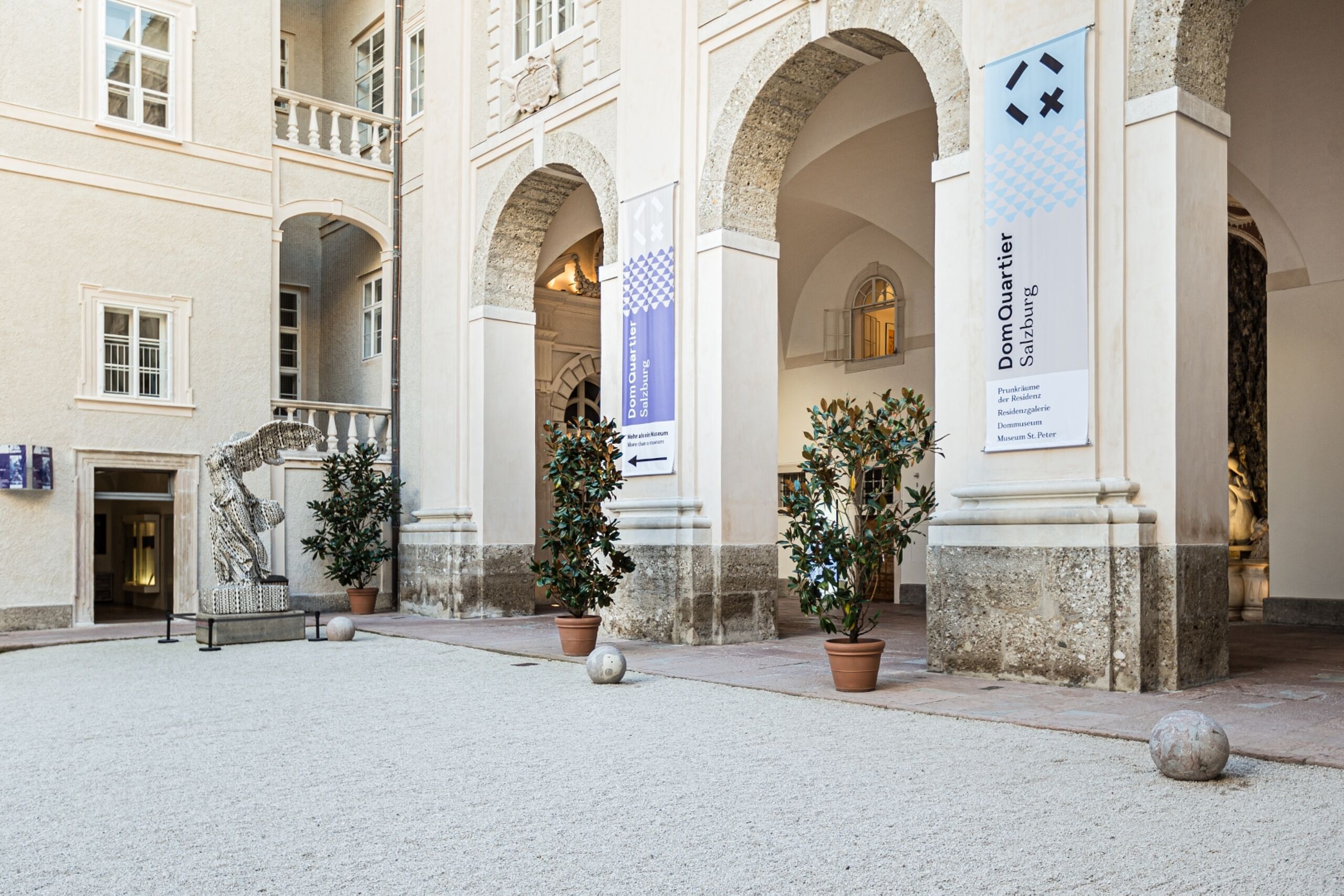 Innenhof mit Figur der Residenz Salzburg