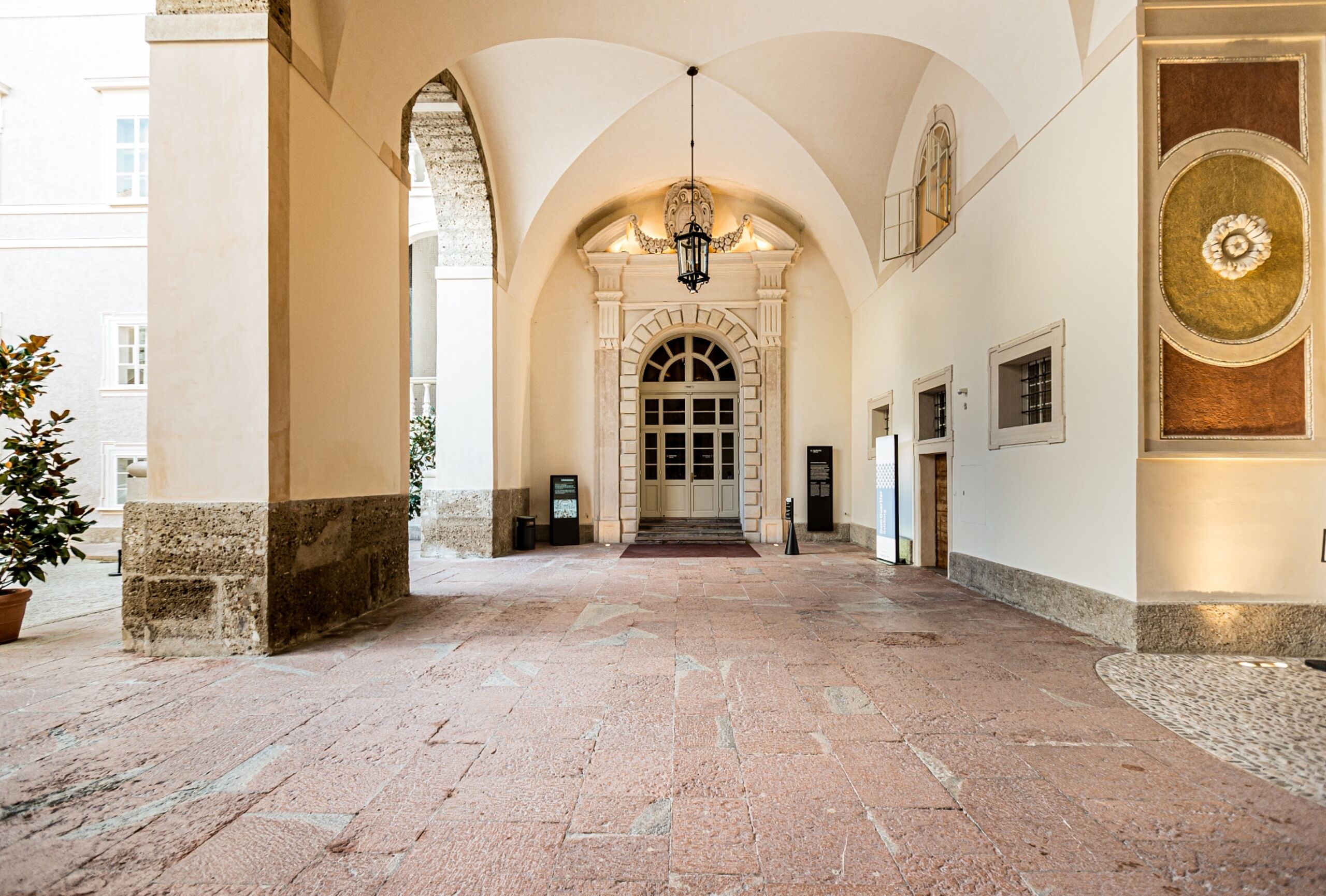 Innenhof der Residenz mit Sicht auf den Eingang