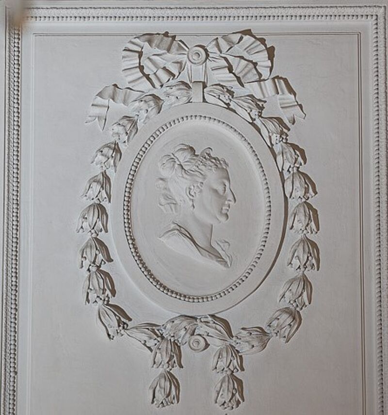 © Residenz zu Salzburg, Prunkräume, Foto: Stürzenbaum Ovales Stuckmedaillon mit Porträt im Flachrelief: Alexanders Mutter Olympias von Epirus