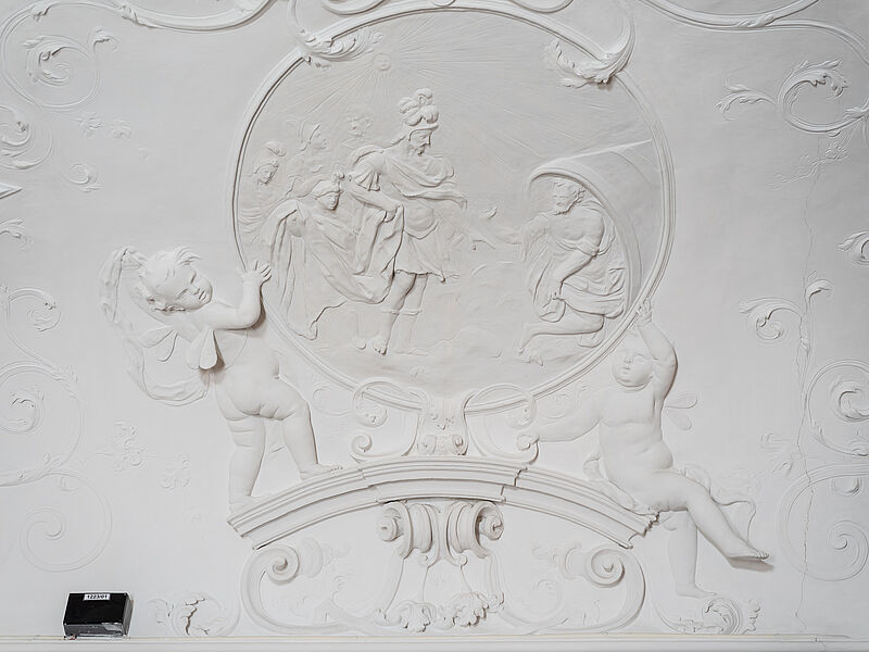 © Residenz zu Salzburg, Prunkräume, Foto: Stürzenbaum Stuckmedaillon - Alexander und Diogenese