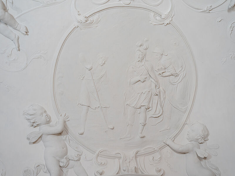 © Residenz zu Salzburg, Prunkräume, Foto: Stürzenbaum Stuckmedaillon - Der Gärtner Abdalonymos wird zum König von Sidon gemacht