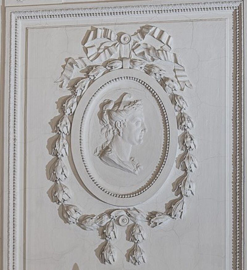 © Residenz zu Salzburg, Prunkräume, Foto: Stürzenbaum Ovales Stuckmedaillon mit Porträt im Flachrelief: Alexanders Gattin Roxane