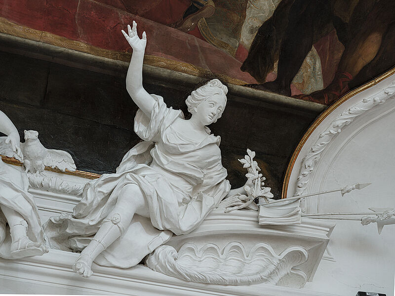 © Residenz zu Salzburg, Prunkräume, Foto: Stürzenbaum Stuckfigur Trabantenbild II - Allegorie Klugheit und Großmut