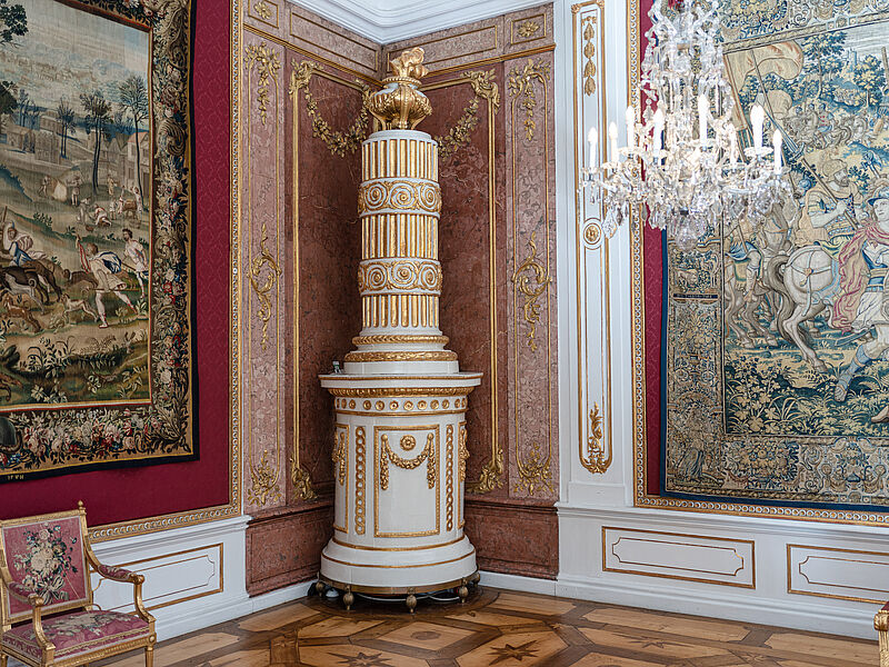© Residenz zu Salzburg, Prunkräume, Foto: Stürzenbaum Klassizistischer Prunkofen Audienzsaal