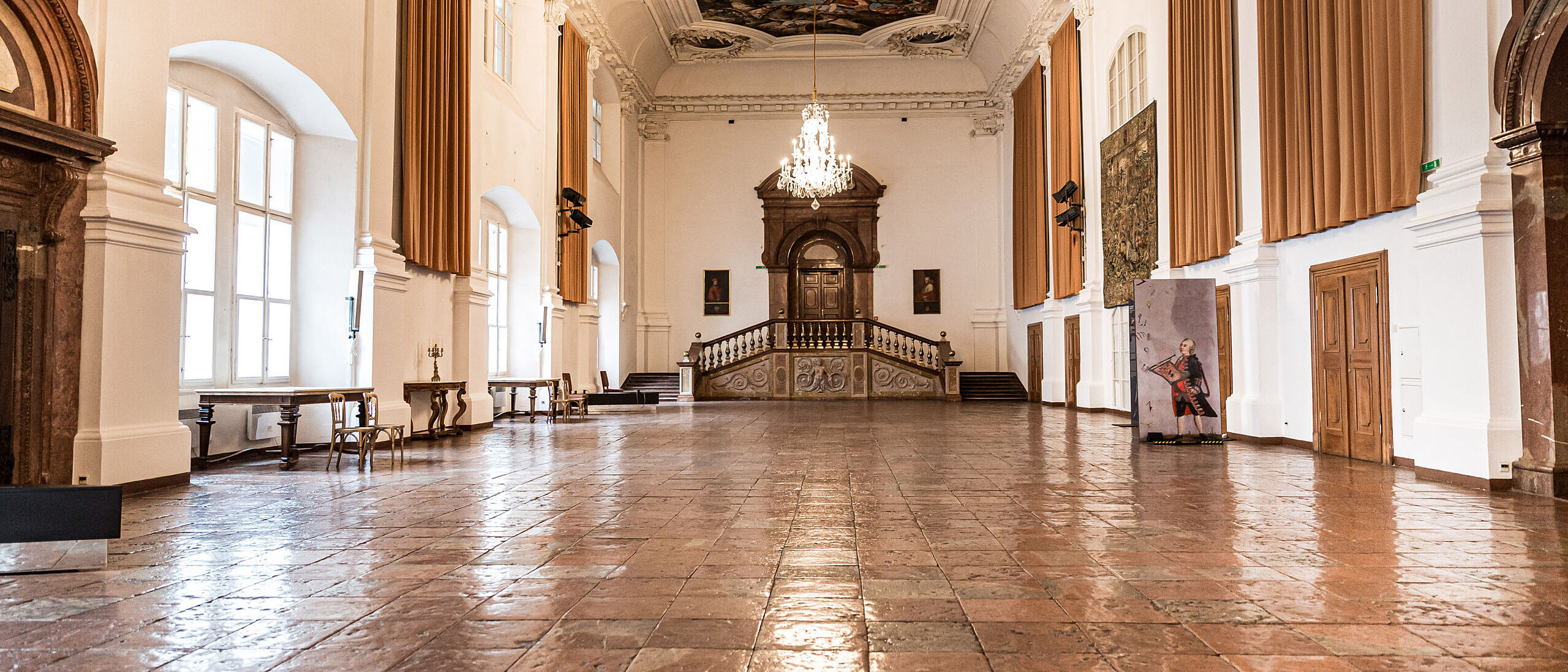 Blick vom Rittersaal in den Carabiniersaal