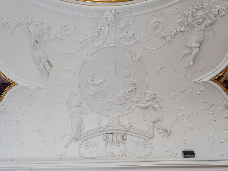 © Residenz zu Salzburg, Prunkräume, Foto: Stürzenbaum Stuckmedaillon - Die importuna Adulatio des Malers Apelles