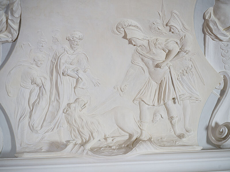 © Residenz zu Salzburg, Prunkräume, Foto: Stürzenbaum Stuckmedaillon - Alexander im Kampf gegen einen Löwen