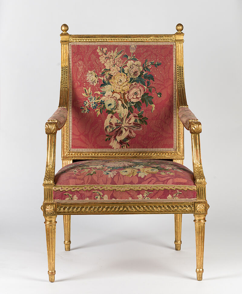© Residenz zu Salzburg, Prunkräume, Foto: Stürzenbaum Armsessel im klassischen Louis XVI Stil rot